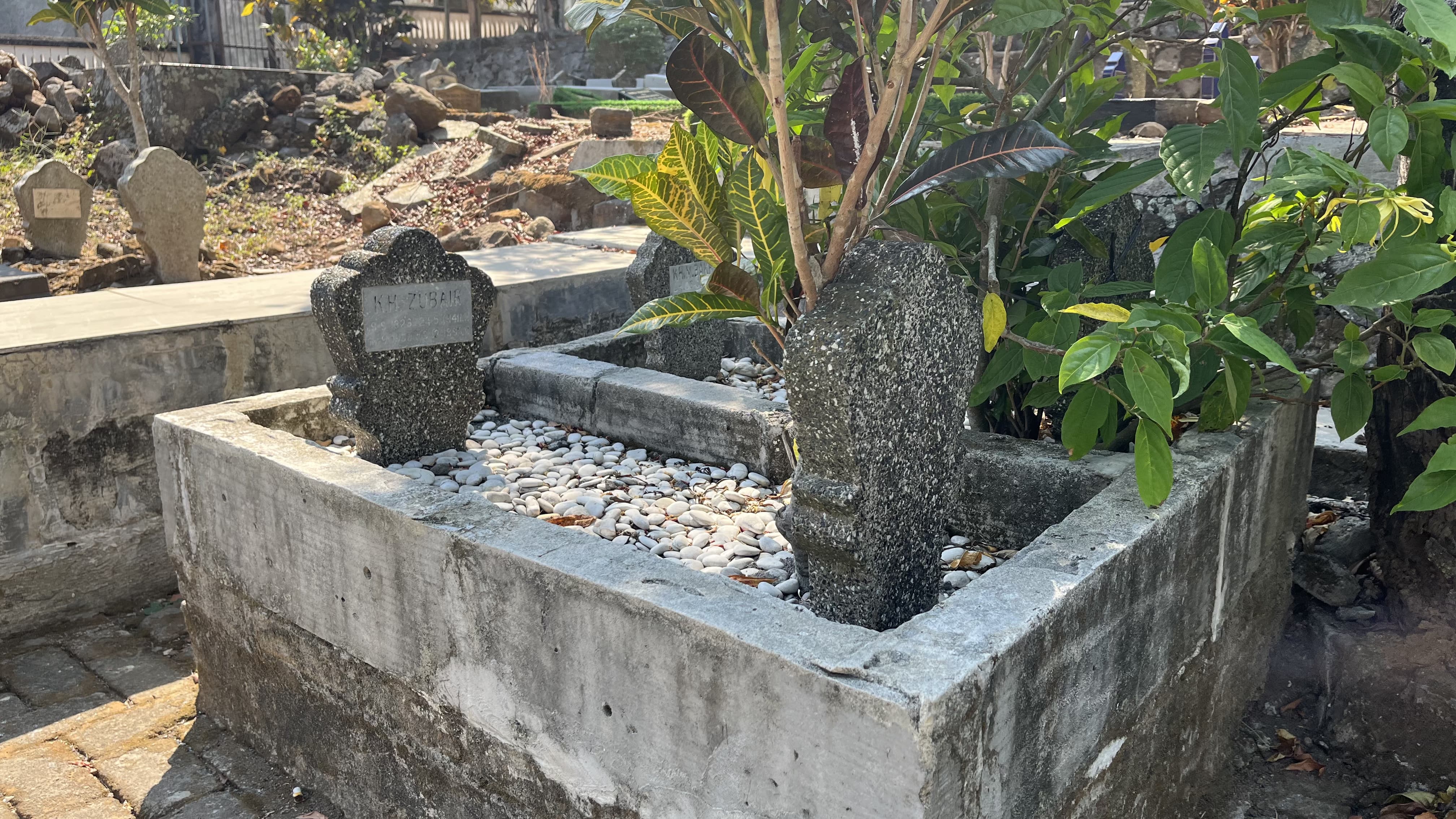 Makam Kh. KH. Zubair Umar Al-Jailani & Masjid Besar Al-Atiq